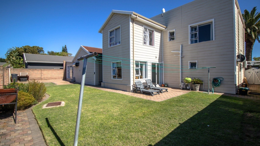 6 Bedroom Property for Sale in Heiderand Western Cape